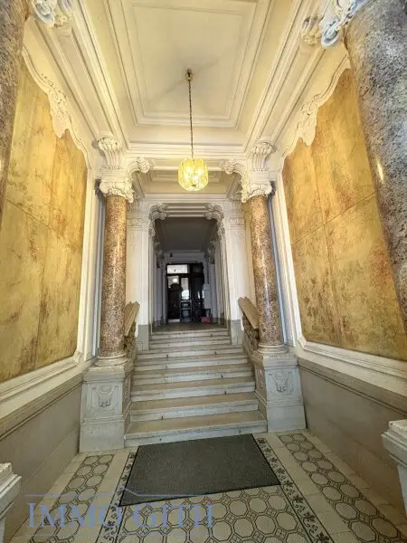 EXKLUSIVE ALTBAUWOHNUNG MIT 2 BALKONEN UND TRAUMBLICK ÜBER WIEN – 258 m² IN BESTLAGE DES 4. BEZIRKS UNBEFRISTET ZU MIETEN!