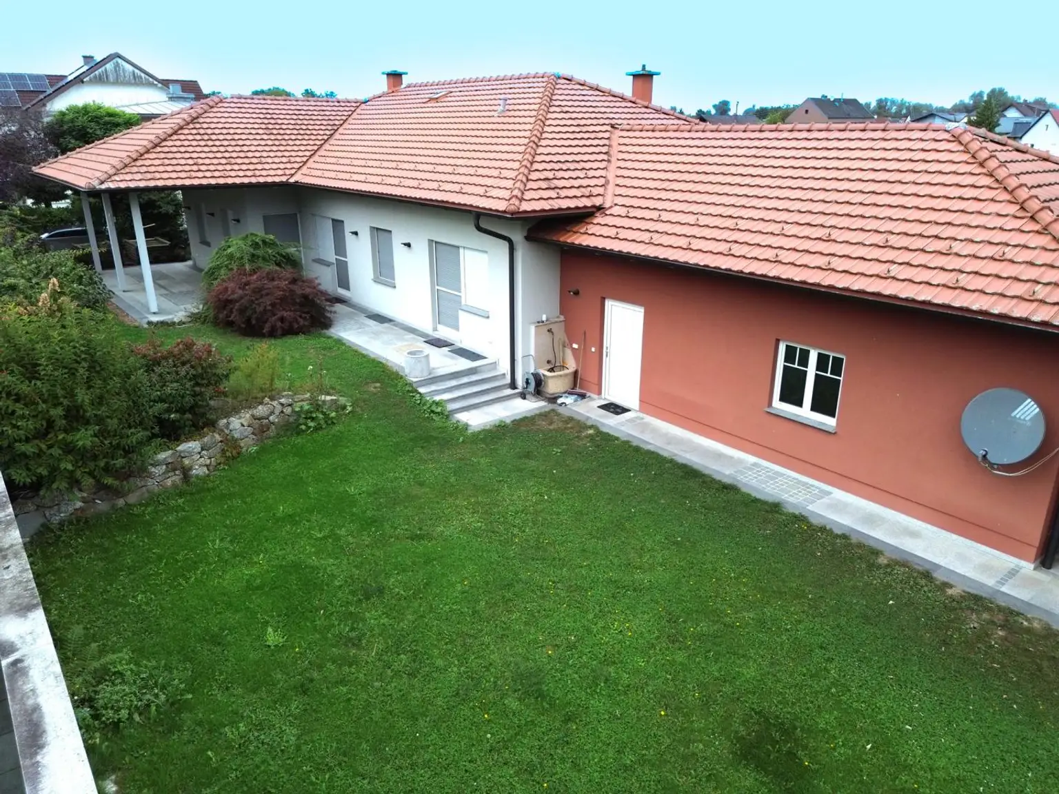 COMING SOON! Traum Bungalow mit Kachelofen, Terrasse, XXL-Garten, Einliegerwohnung KG  und Doppelgarage zum Schnellbezug in Ansfelden