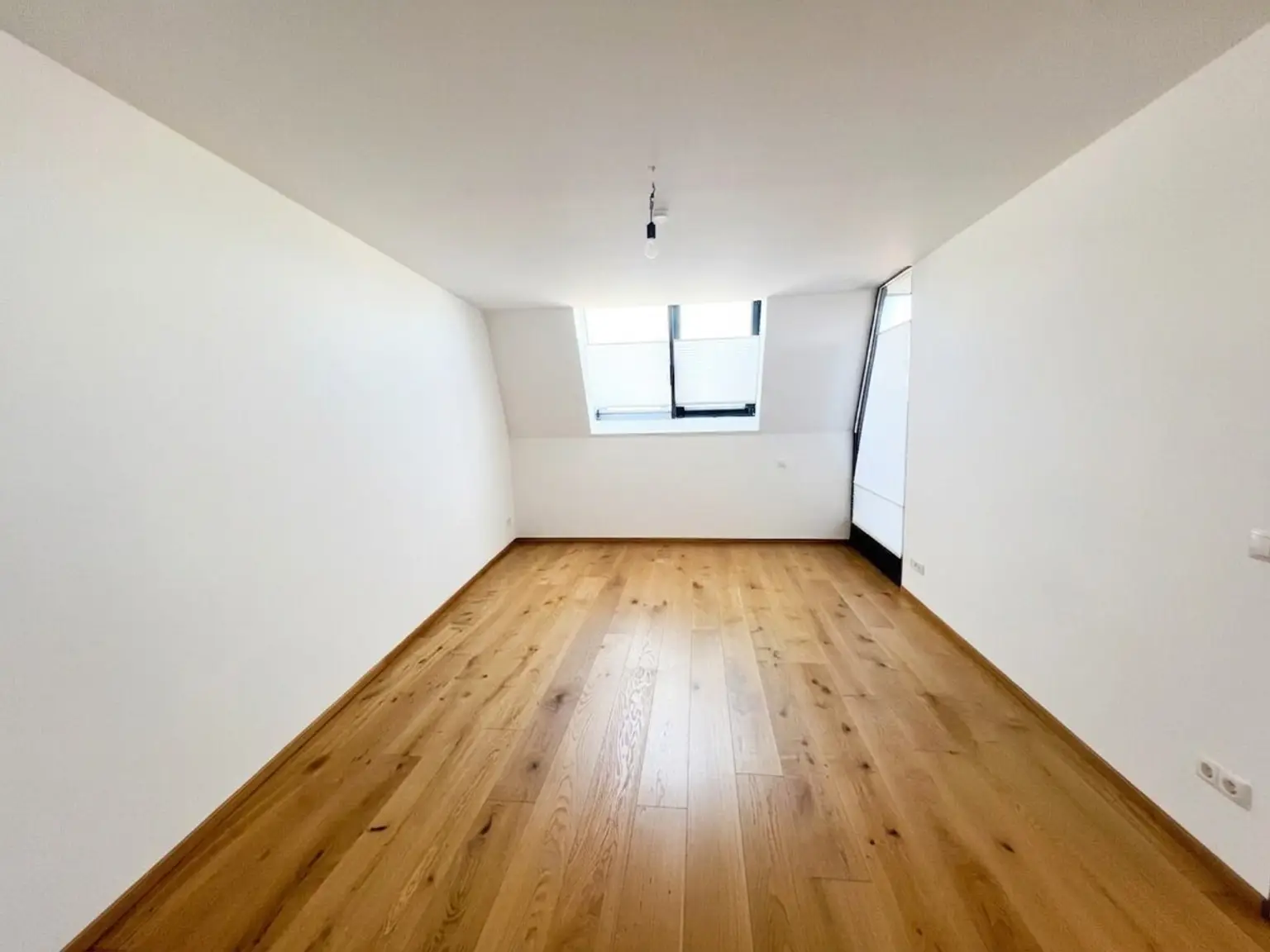 UNBEFRISTET: Ansprechende, klimatisierte Dachgeschosswohnung mit 2 Loggien in Top Lage