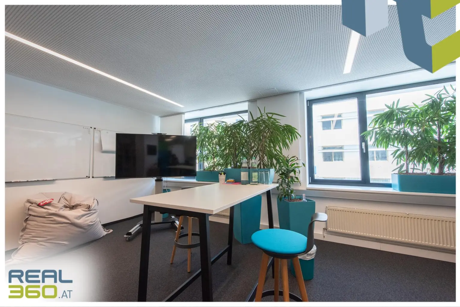 Hochtisch mit Barhocker für "get together"