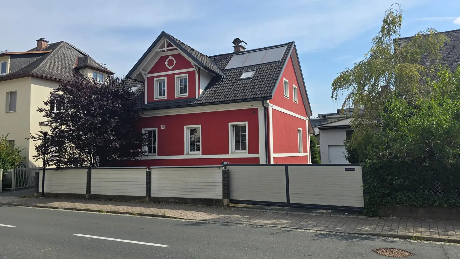 Vielseitiges Einfamilienhaus mit Pool, Garagen und großem Potenzial in Leibnitz