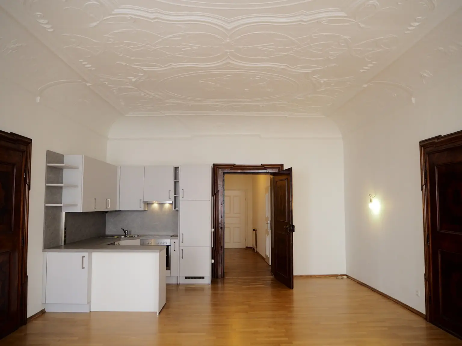 Elegante Loft-Wohnung mit Stuckdecken & Intarsientüren