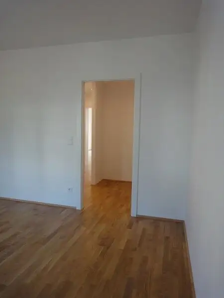 Baumeistergasse: Zwei Zimmer (zenral begehbar) mit Balkon!