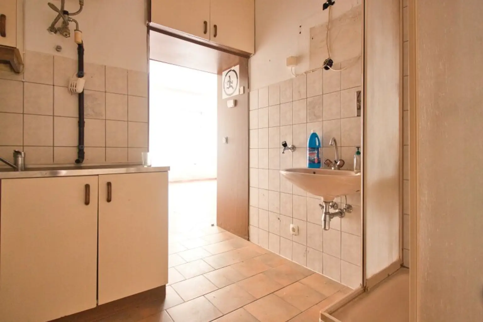 Kurzzeitvermietung möglich | Sanierungsbedürftige 1-Zimmer-Wohnung mit WC angrenzend | Hochparterre
