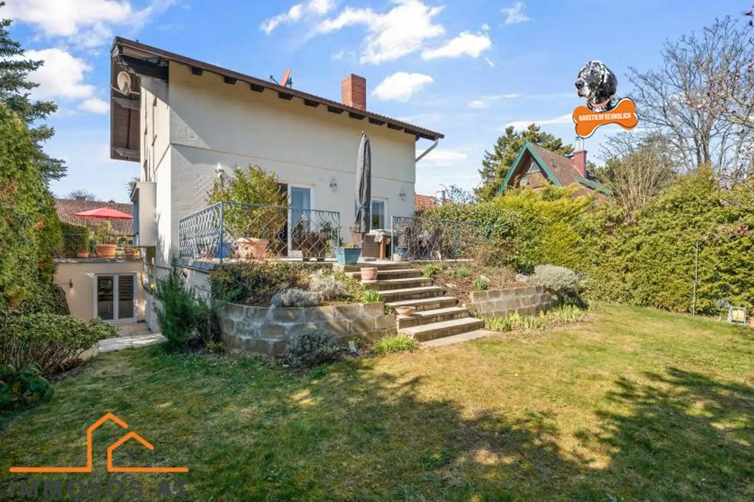 Blick auf den großzügigen Sitzplatz vor dem Wohnbereich: