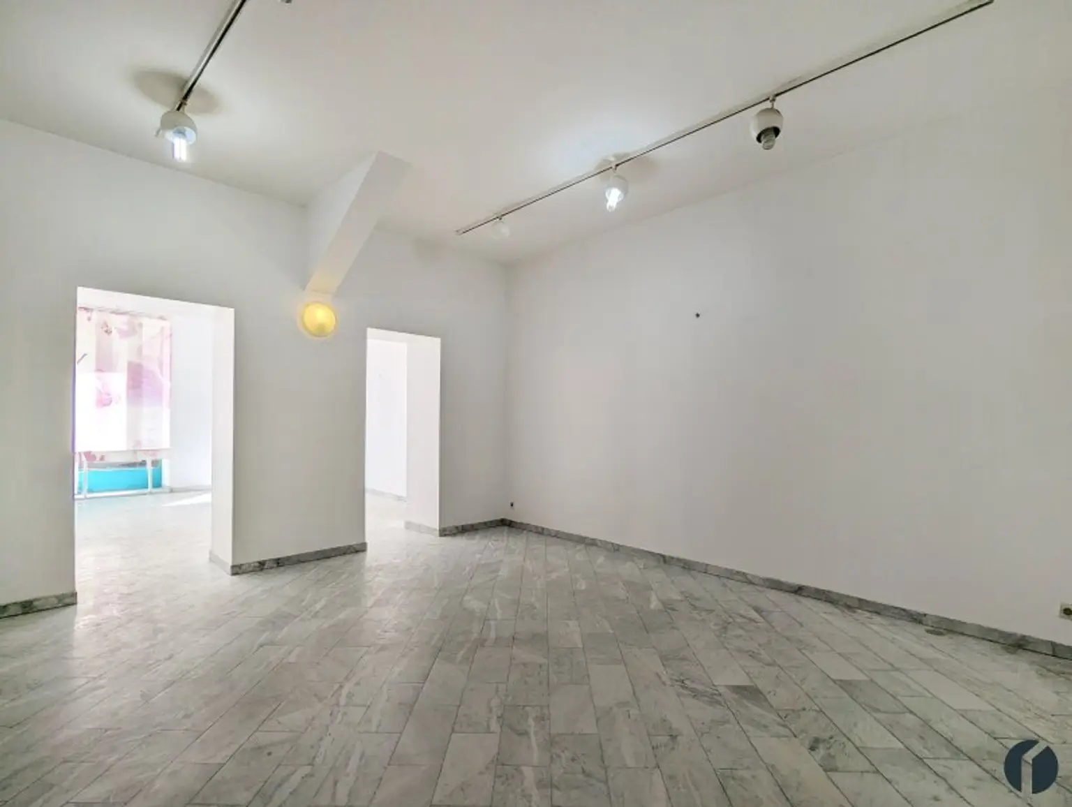 Hofseitiger Raum mit Durchgang zum Verkaufsraum