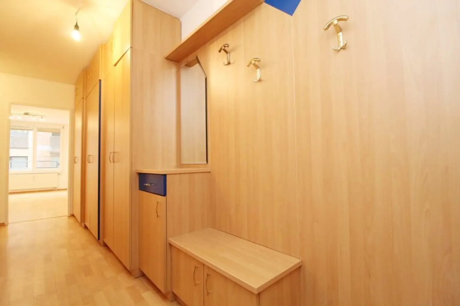 Ab 15. Dezember! Nahe U3! Zentrale 2-Zimmer-Wohnung inkl. Stellplatz zu vermieten!
