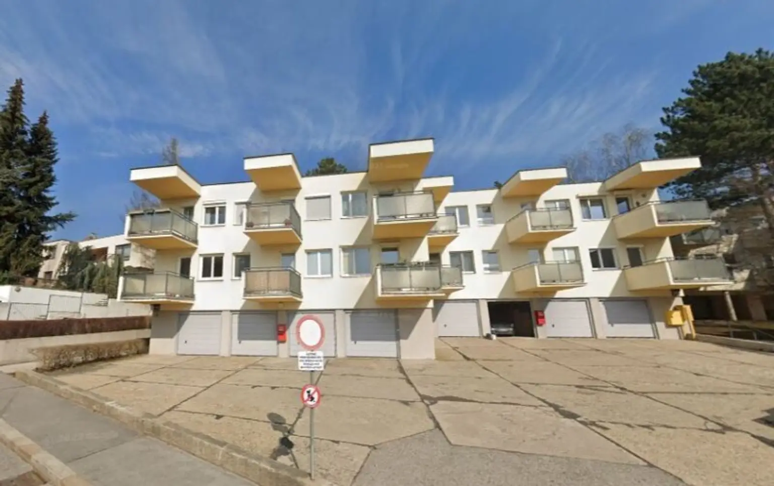 Baumeistergasse: Zwei Zimmer (zenral begehbar) mit Balkon!