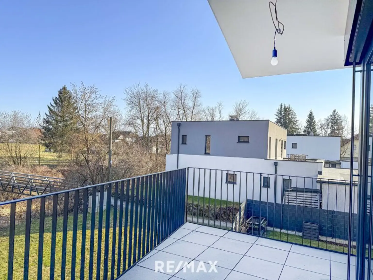 großzügige Terrasse mit Blick ins Grüne