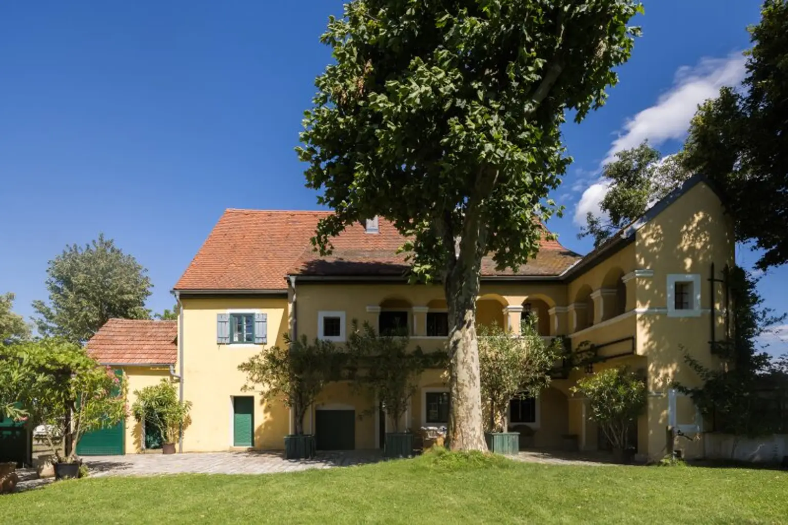 Historische Mühle inmitten von Wiesen und Feldern, nur unweit von Wien