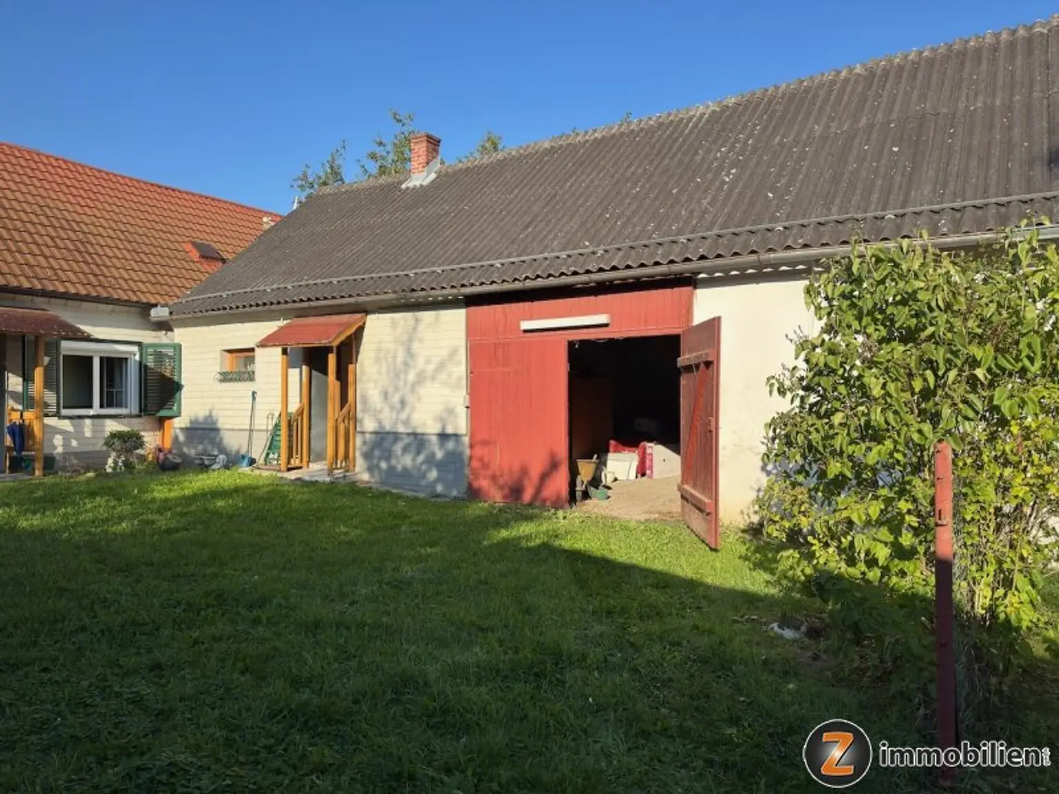 Sanierungsbedürftiges Haus mit Nebengebäuden