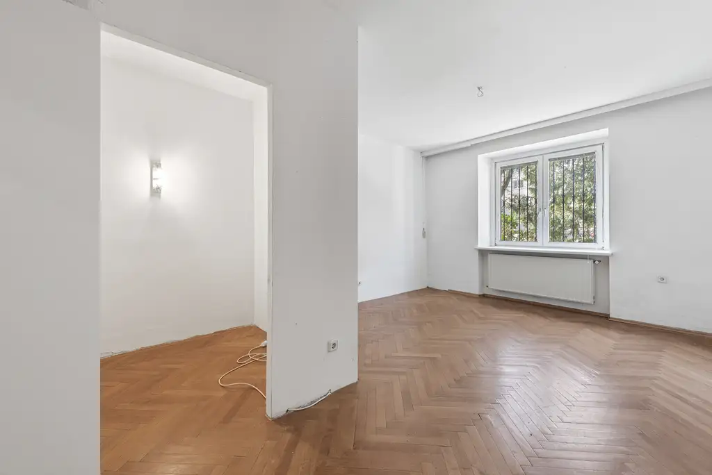 Zwei Zimmer-Gartenwohnung - sanierungsbedürftig