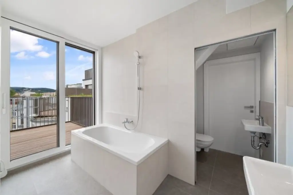 ERSTBEZUG ! Exklusives 148 m² Dachwohnung mit 3 Terrassen in generalsaniertem Gebäude (Top 21)