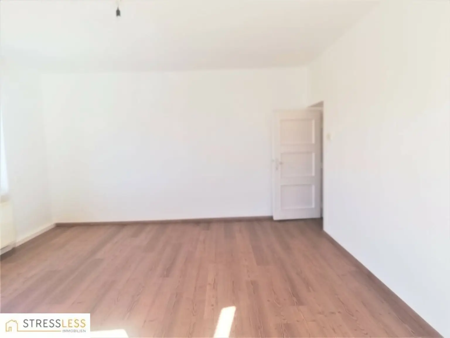 Licht durchflutete 3 Zimmer Wohnung mit verglaster Loggia und kleinem Balkon in zentraler Ruhelage von Korneuburg