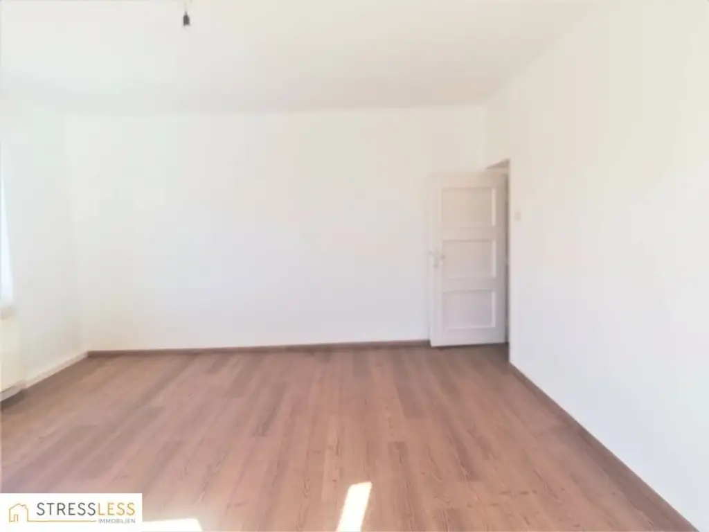 Licht durchflutete 3 Zimmer Wohnung mit verglaster Loggia und kleinem Balkon in zentraler Ruhelage von Korneuburg