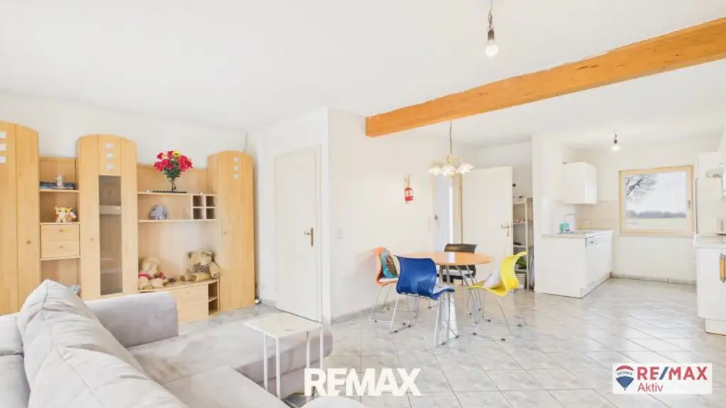 Einzugsbereites Haus mit großer Garage und großem Grundstück