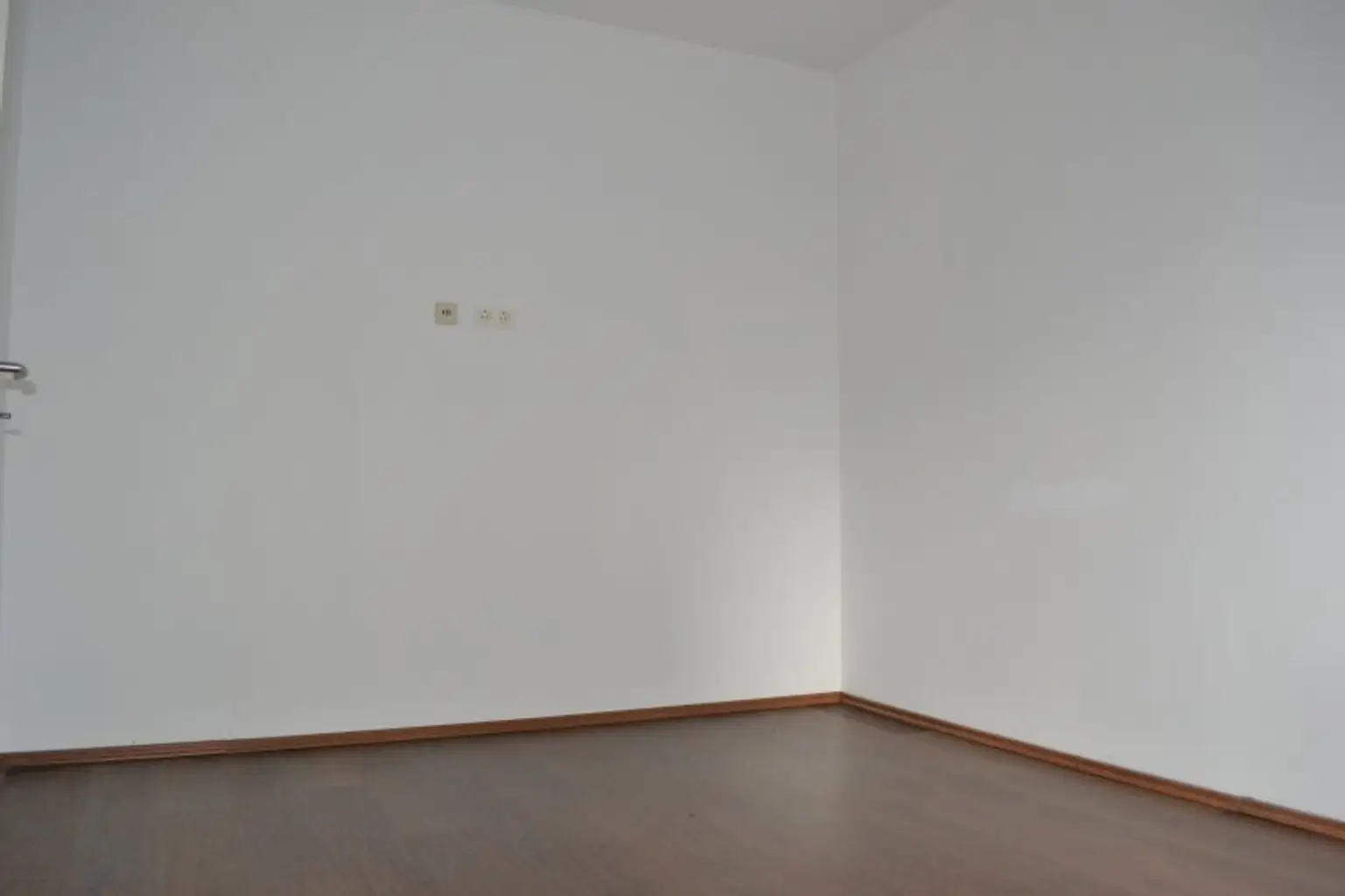 ATEMBERAUBENDER GARTEN - ZENTRAL BEGEHBARE ZIMMER - KÜCHE - AB SOFORT!