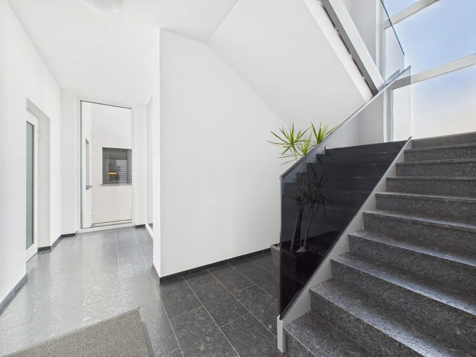 Kernsaniertes Anlageobjekt mit großzügigen Büroflächen und Wohneinheiten in 4050 Traun