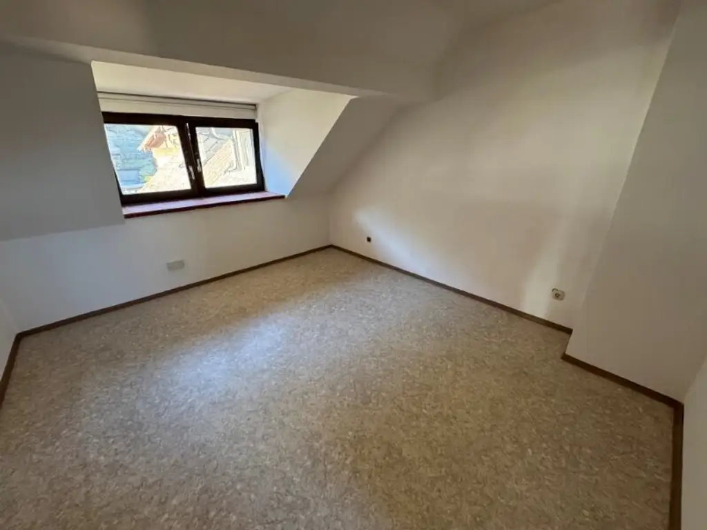"GRÖDIG - Geräumiges 2,5 Zimmer Appartement im Dachgeschoss mit PKW-Stellplatz"