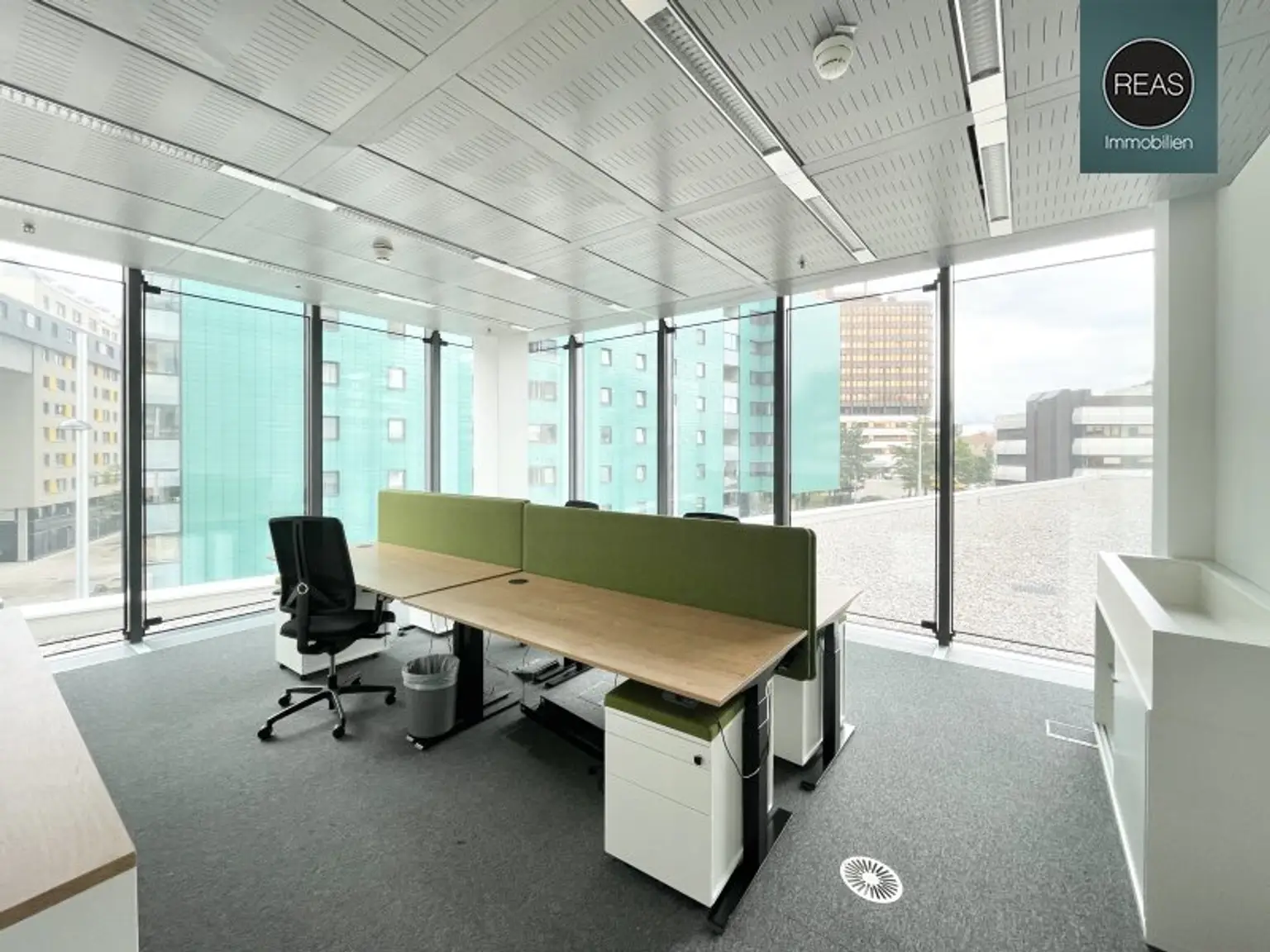 Büro im einzigartigen Hochhaus mit ausgezeichneter Infrastruktur und Panoramablick!