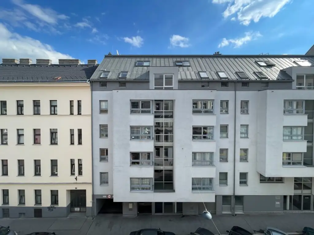 ALTBAUWOHNUNG MIT HOFSEITIGEM BALKON: 3 Zimmer inkl. Küche im 3. Liftstock