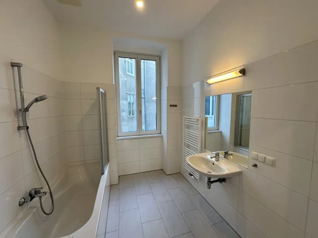 AKH-NÄHE, LAZARETTGASSE, sonnige 68 m2 Altbau, 2 Zimmer, Wohnküche, Wannenbad, Parketten, SAT/TV, 3. Liftstock, MED-UNI-Wien