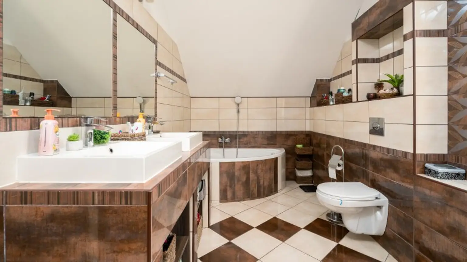 ! "take your bags and move in" ! 4,5 Zimmer, Terrasse, Garage & Pool! Grünruhelage!