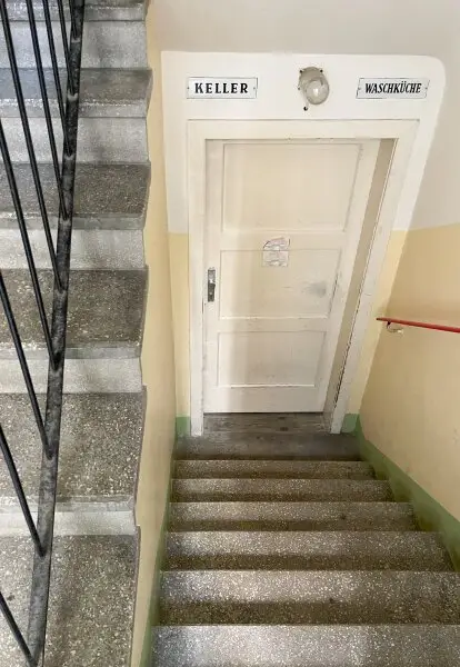 Nähe U6 "NIEDERHOFSTRASSE" & MEIDLINGER MARKT: komplett hofseitige 3-Zimmerwohnung