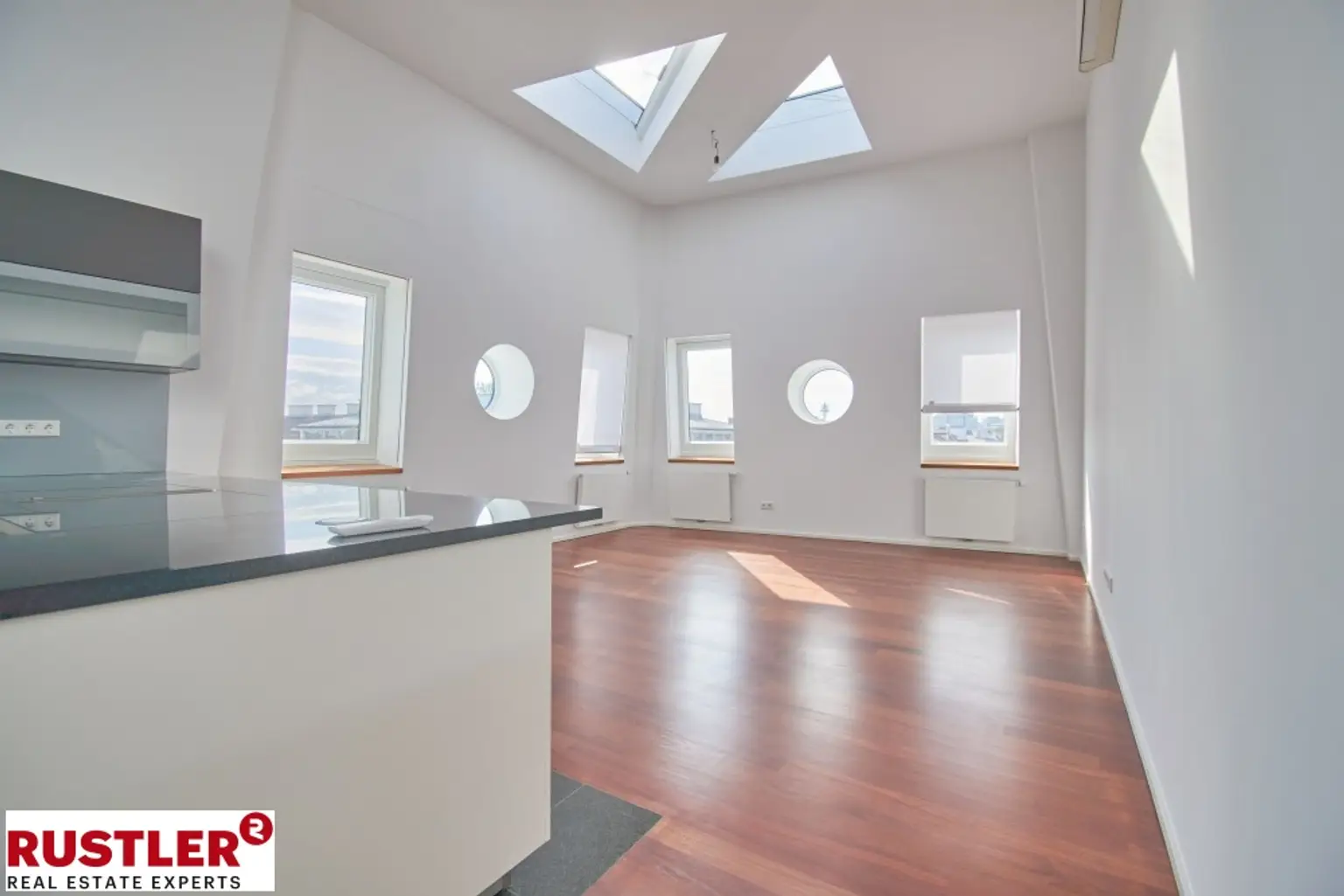 TRAUMHAFTE DG-WOHNUNG MIT BLICK AUF DIE KARLSKIRCHE!