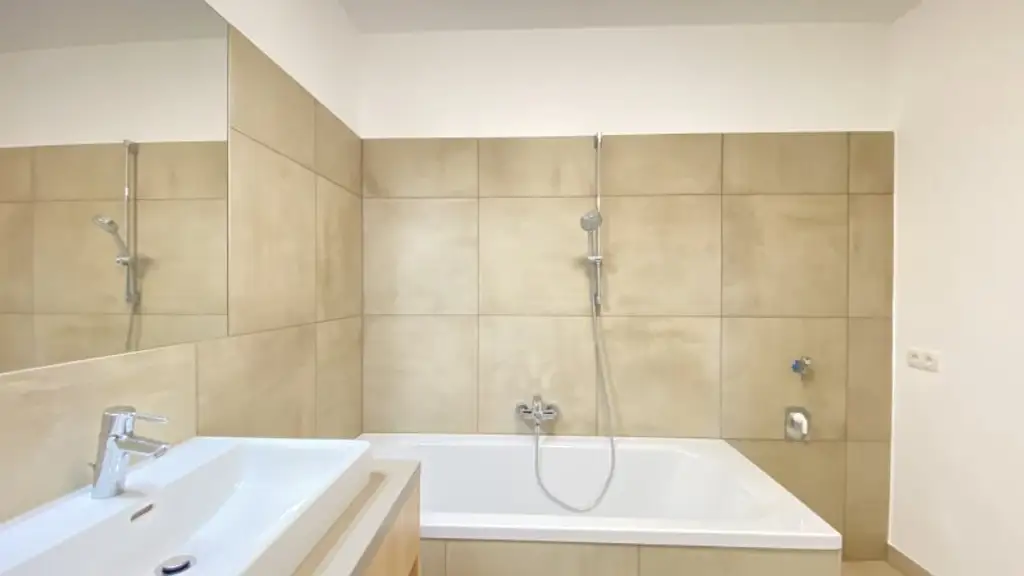 Neubau Erstbezug Schöne Drei Zimmer Wohnung mit Balkon und Süd-Ost Fernblick