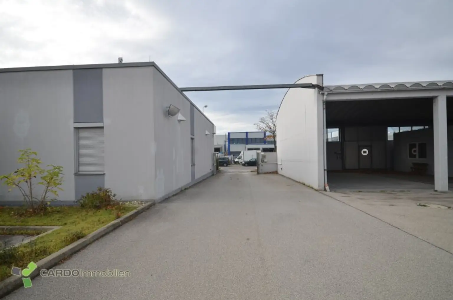 Halle und Lager 425m², 340m², 414m² für Veranstaltungen oder Lager, 2 Gewerbeobjekte nebeneinander mit große Parkplatz, entweder zusammen oder einzeln zu vermieten