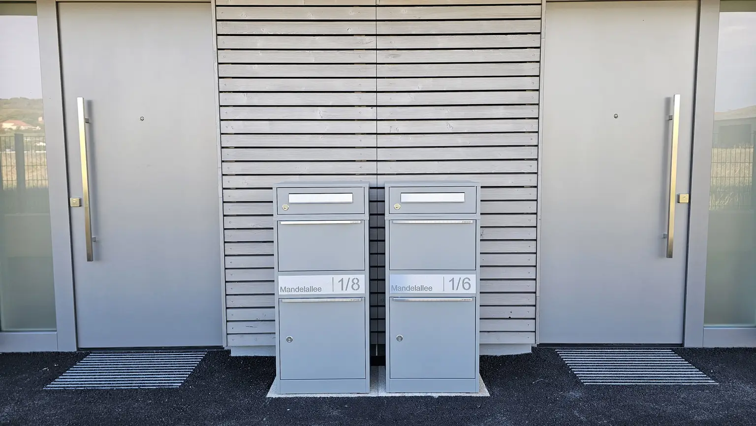 Geschmackvoller Eingangsbereich mit Paketbox