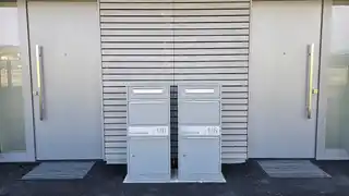 Geschmackvoller Eingangsbereich mit Paketbox