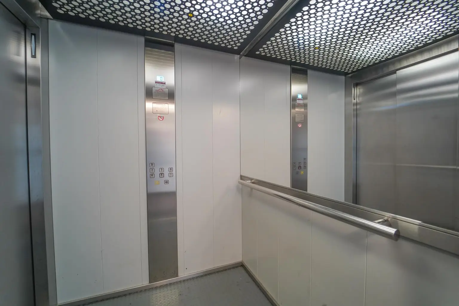 Helles 2 Zimmer - Büro - DG | wenige Schritte entfernt - Straßebahnlinie 46 | Nähe Brunnenmarkt & U6 Thaliastraße