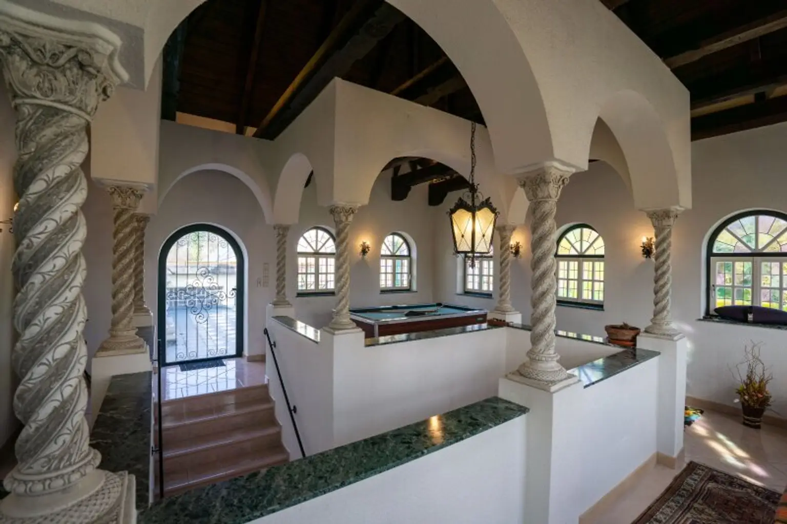 Repräsentatives Turmzimmer mit Ausgang auf die riesige Terrasse im 1. Stock