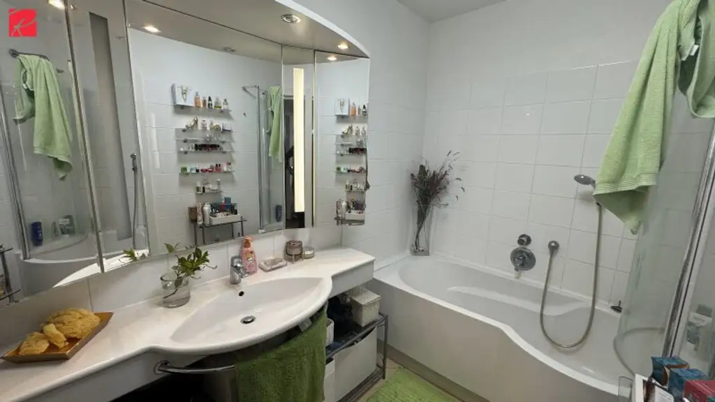 Moderne, ruhige Stadtwohnung mit Loggia und Tiefgaragenstellplatz!