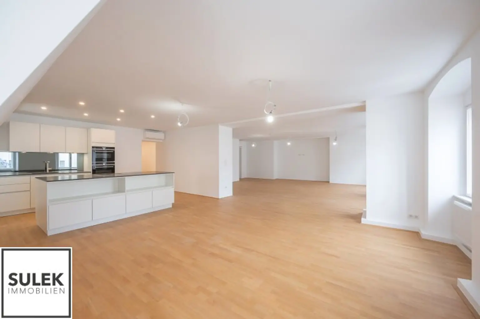 VIDEO-TOUR: traumhafte 3 Zimmer DG-Wohnung mit großem Wohnsalon in Bestlage * mit Blick zum Stephansdom *