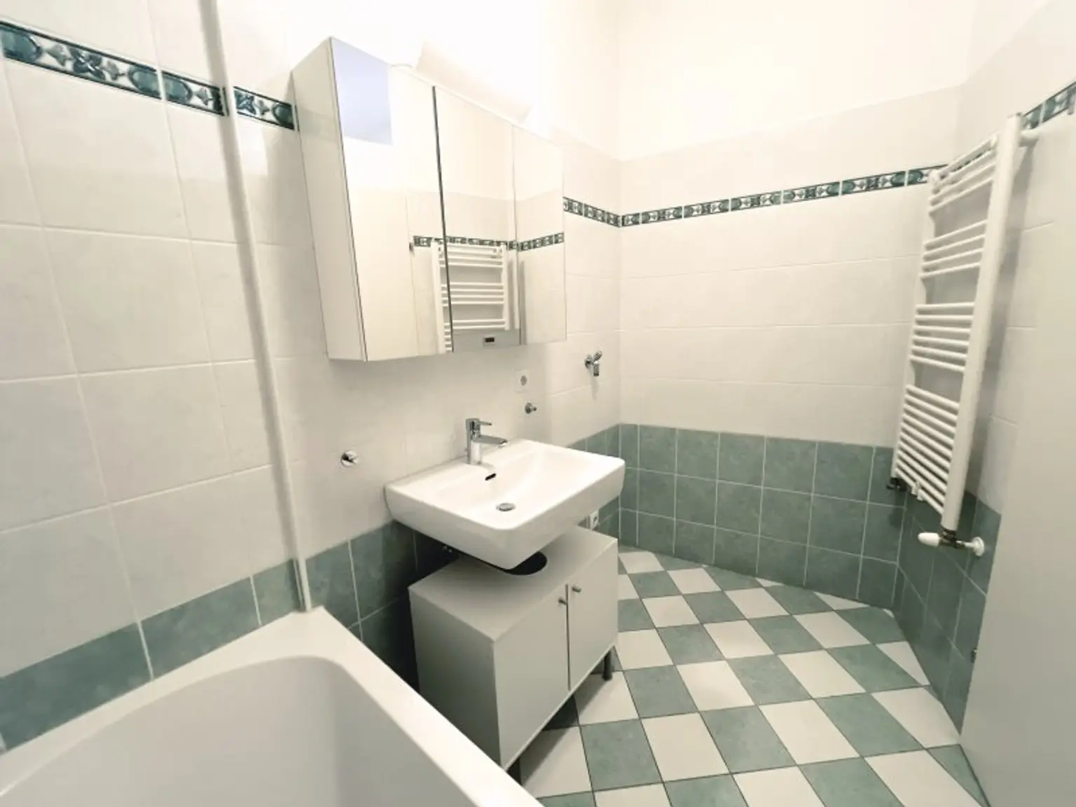 Charmante, sonnendurchflutete 2-Zimmer-Altbauwohnung! Spannende Gelegenheit!