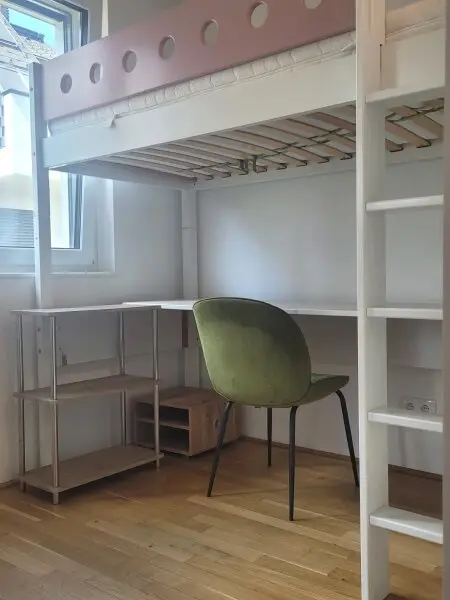 3. Zimmer mit Hochbett und einem Schrank als Raumteiler