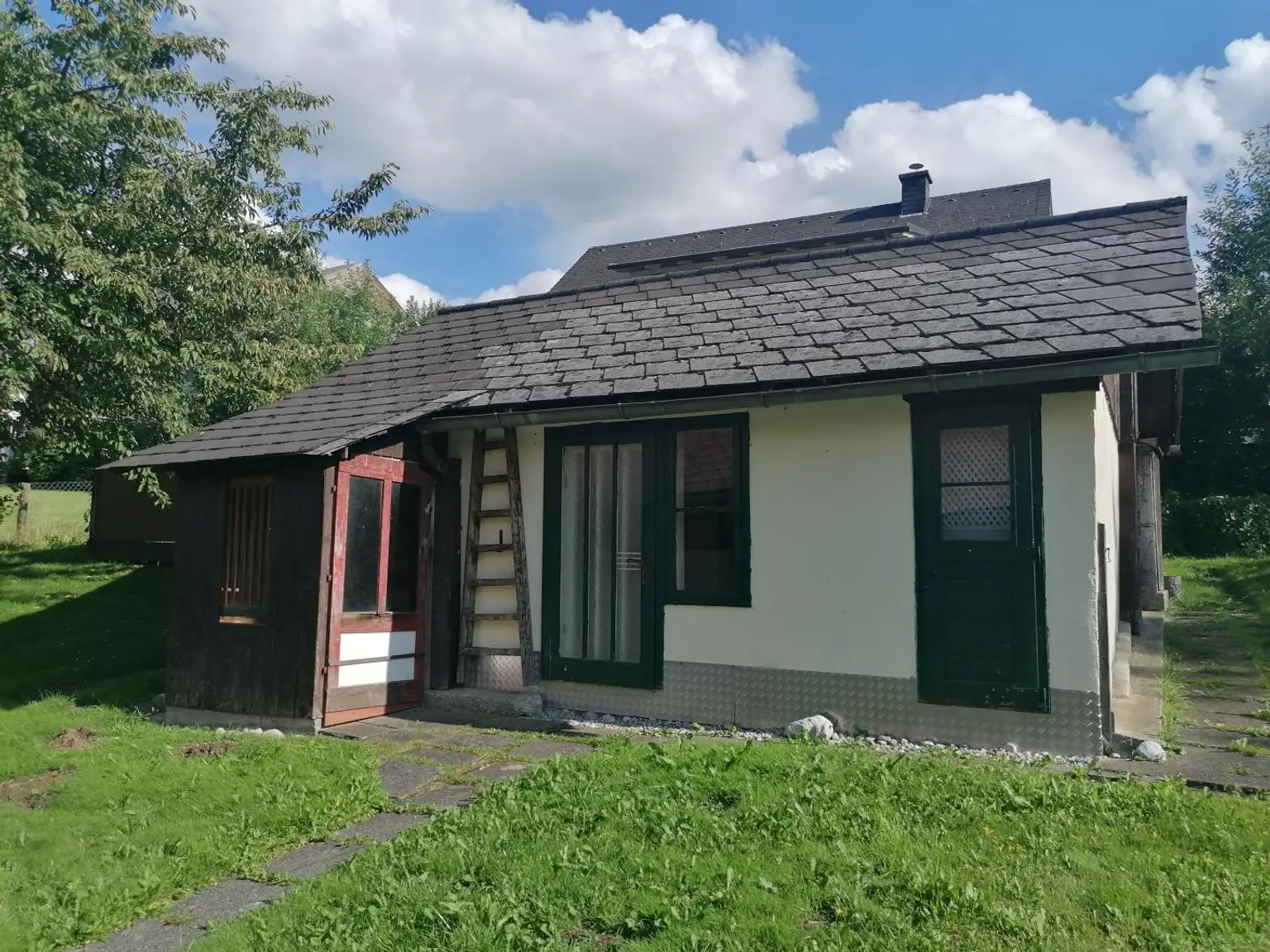 Sanierungsbedürftiges Familienhaus mit Nebengebäuden in Traumlage