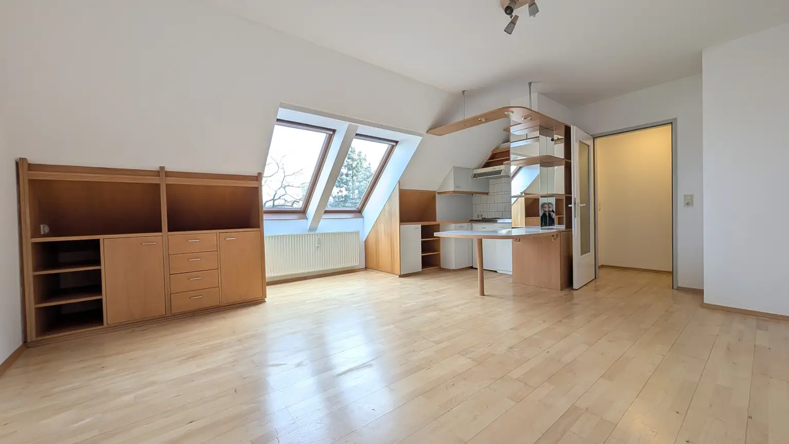 Moderne Dachgeschoß-Garconniere in ruhiger Lage Nähe U4-Unter St. Veit!