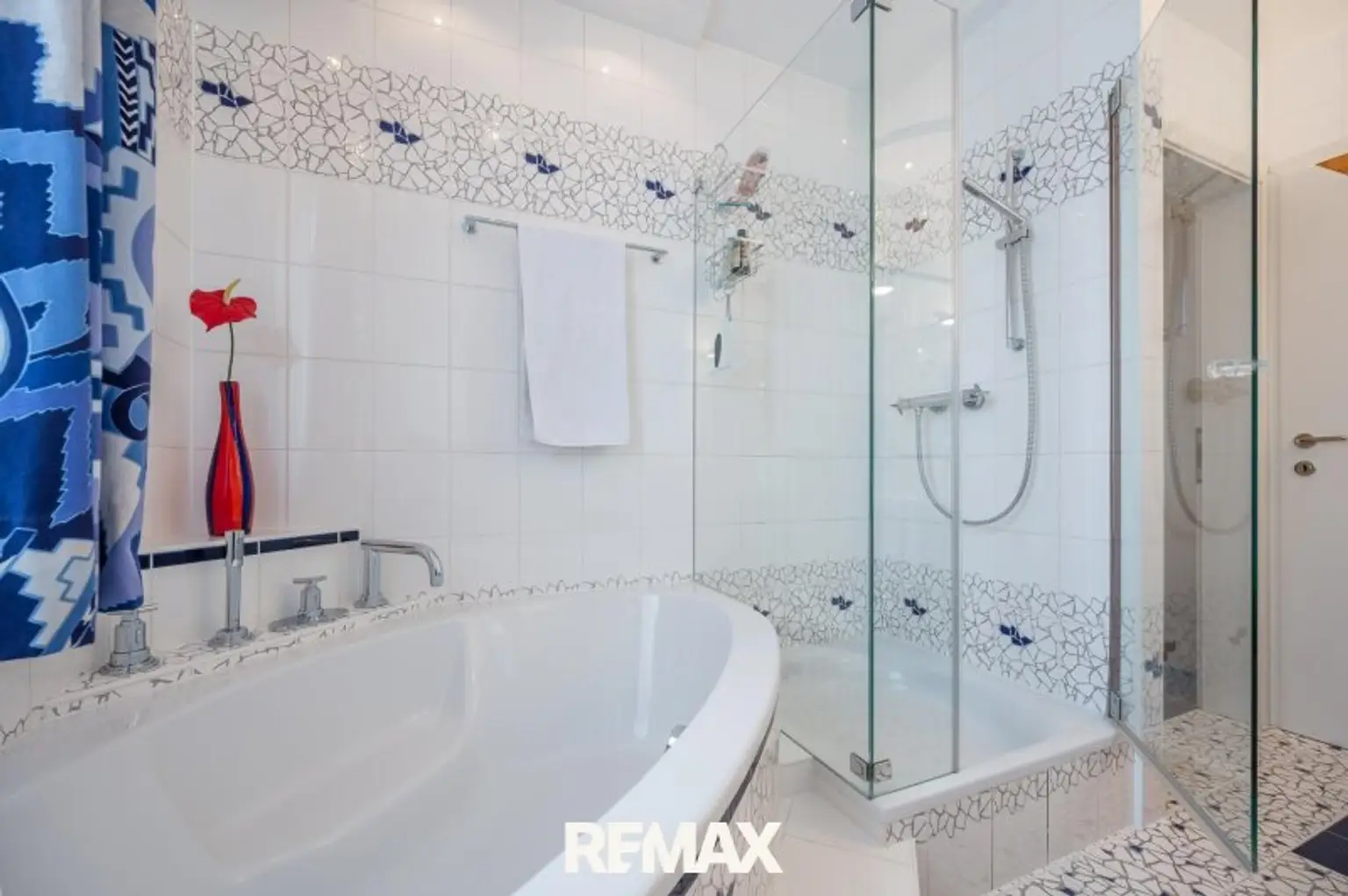 Wannenbad und Dusche