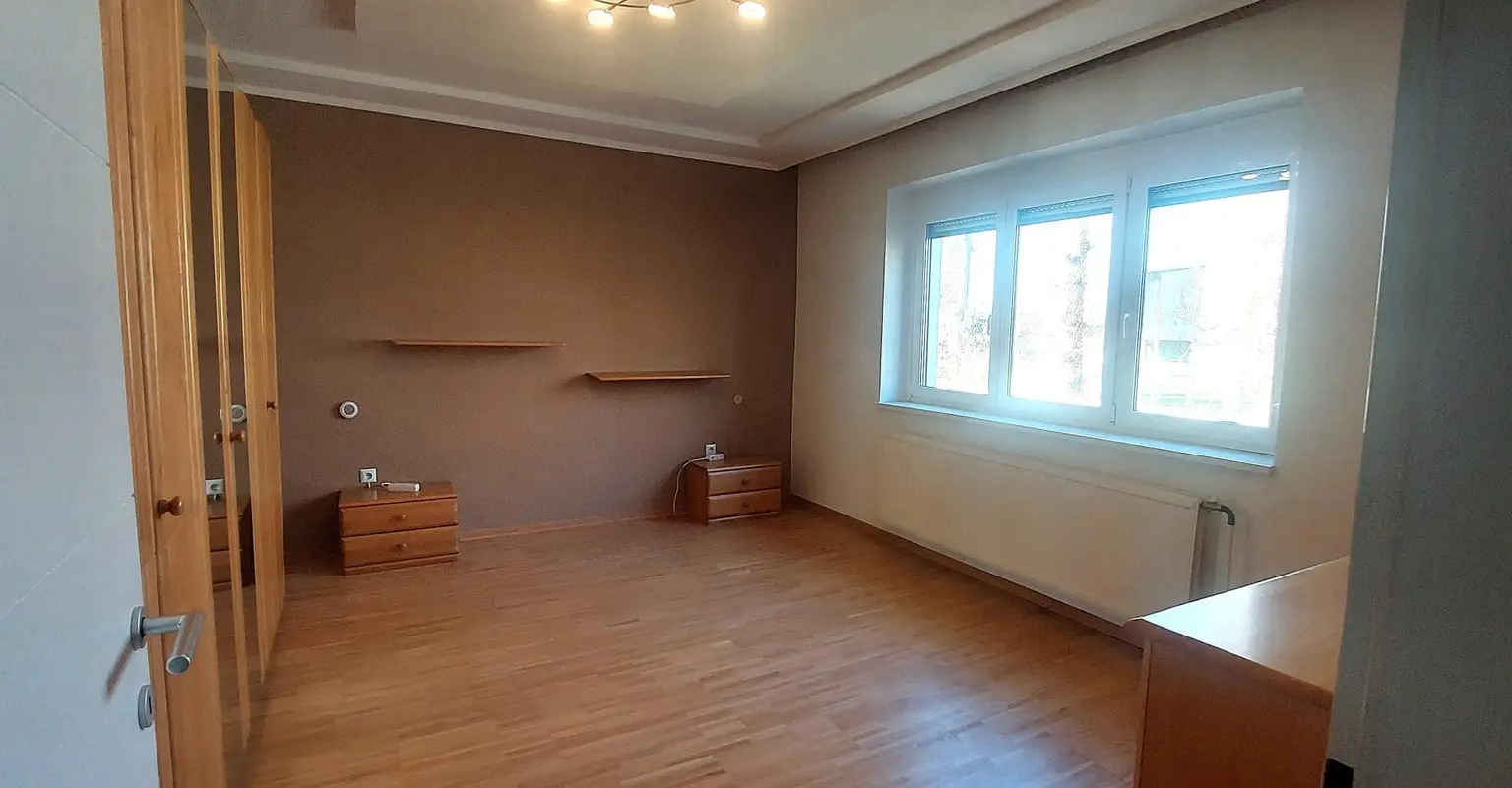 Großzügige Villa mit mehreren Wohneinheiten für viele Nutzungen