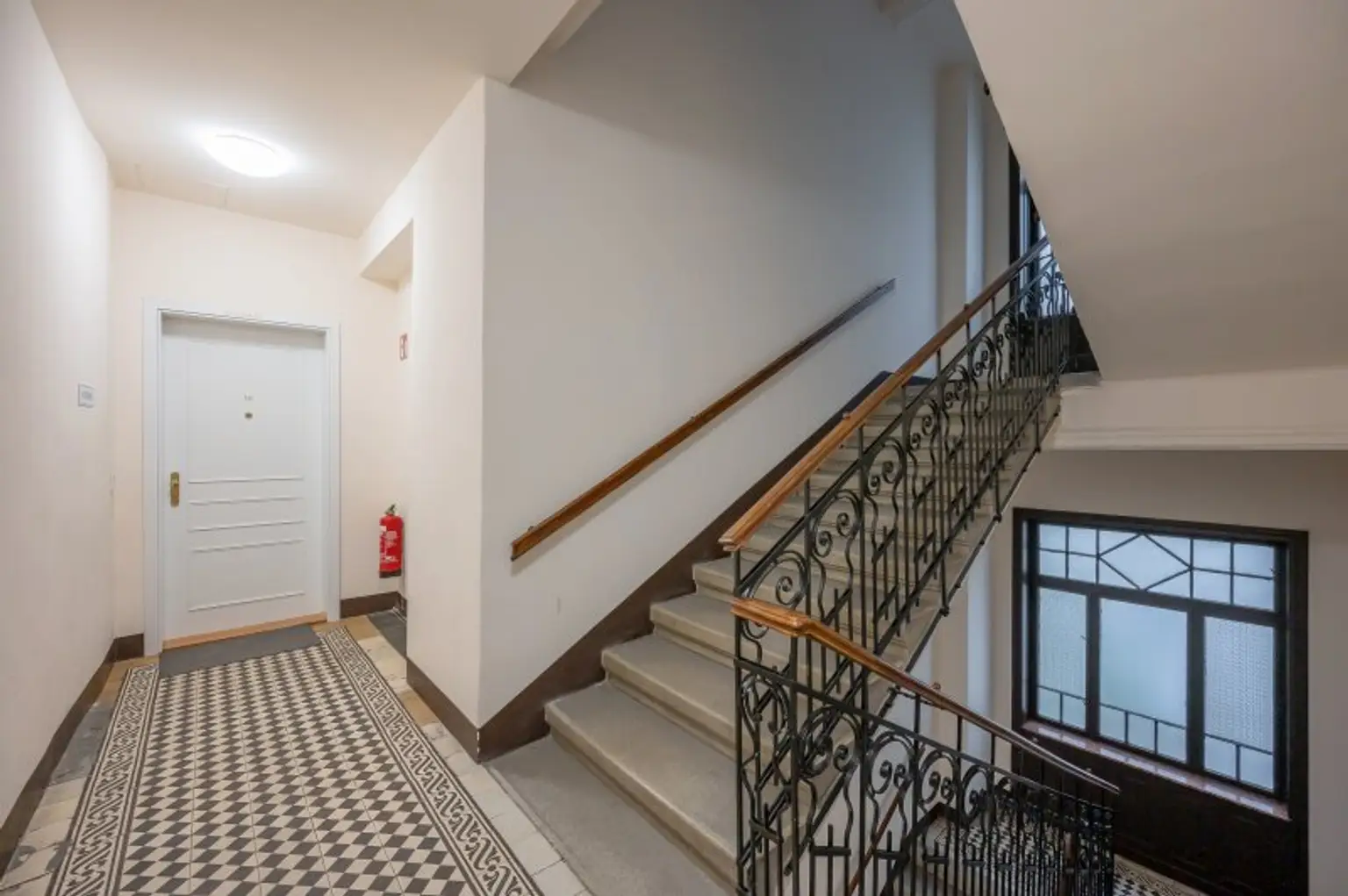 ++1150++ Stilvolle 4-Zimmer Altbauwohnung mit Balkon – Wohnen in Toplage mit Topausstattung