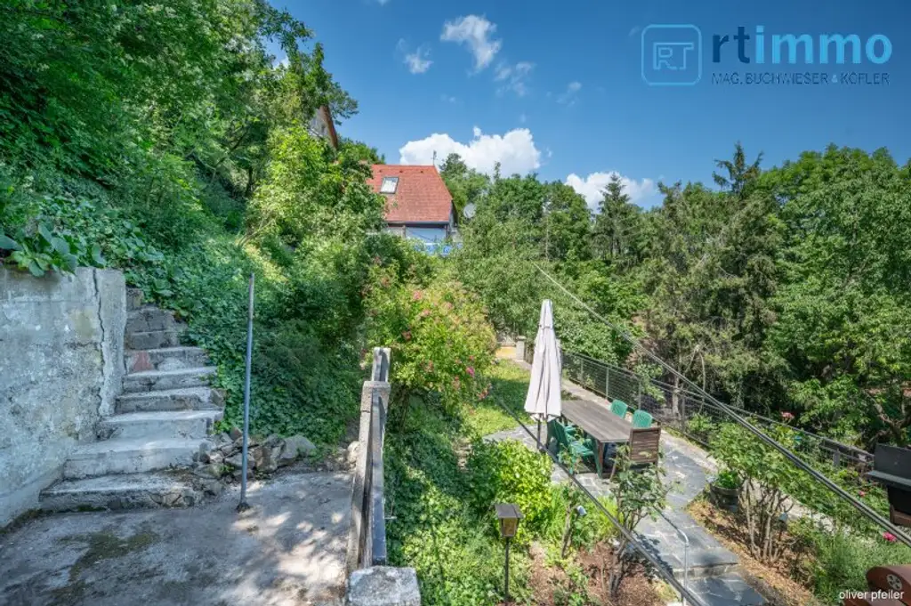 SELTENE GELEGENHEIT AM FUSSE DES KAHLENBERGS: Haus mit 835 qm Eigengrund zu kaufen + ca. 2500 qm anschließenden, sehr günstigen Pachtgrund zu übernehmen!