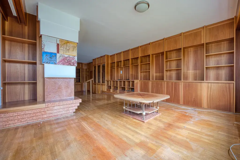 Sie brauchen viel Platz? Wir haben die Lösung. Sanierungsbedürftiges Architektenhaus in bester Lage.