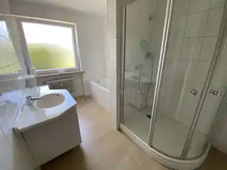 Bad mit Wanne und Dusche