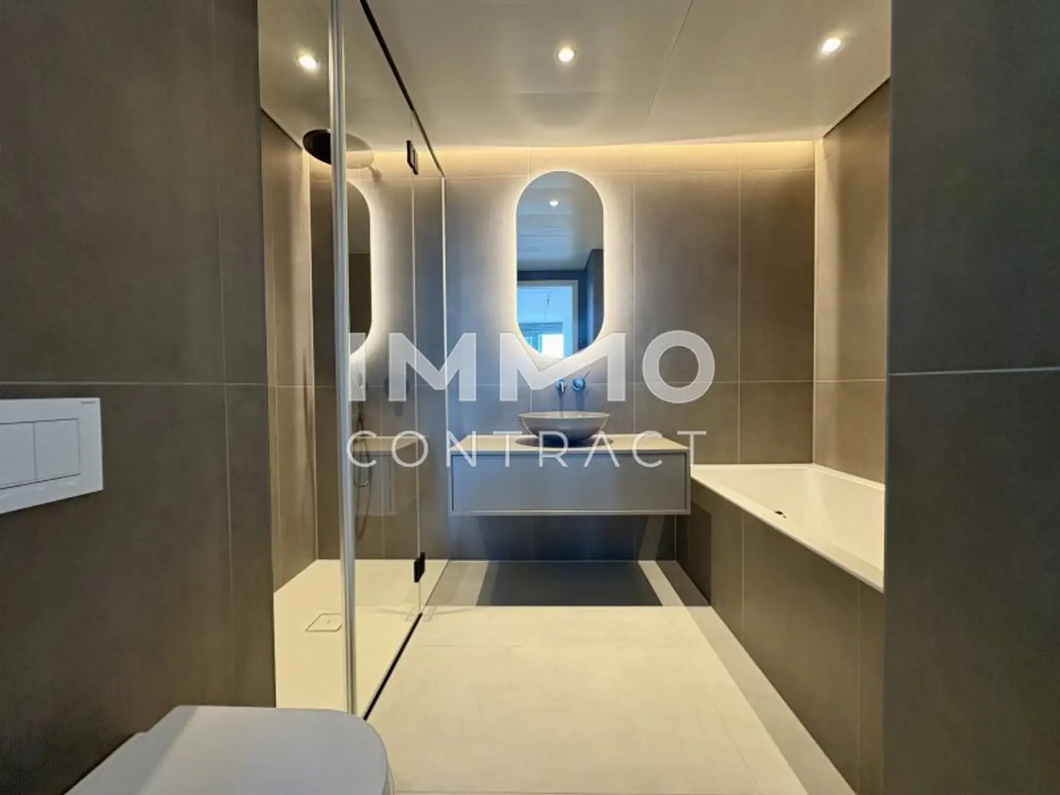 Badezimmer mit Wanne und Dusche, WC