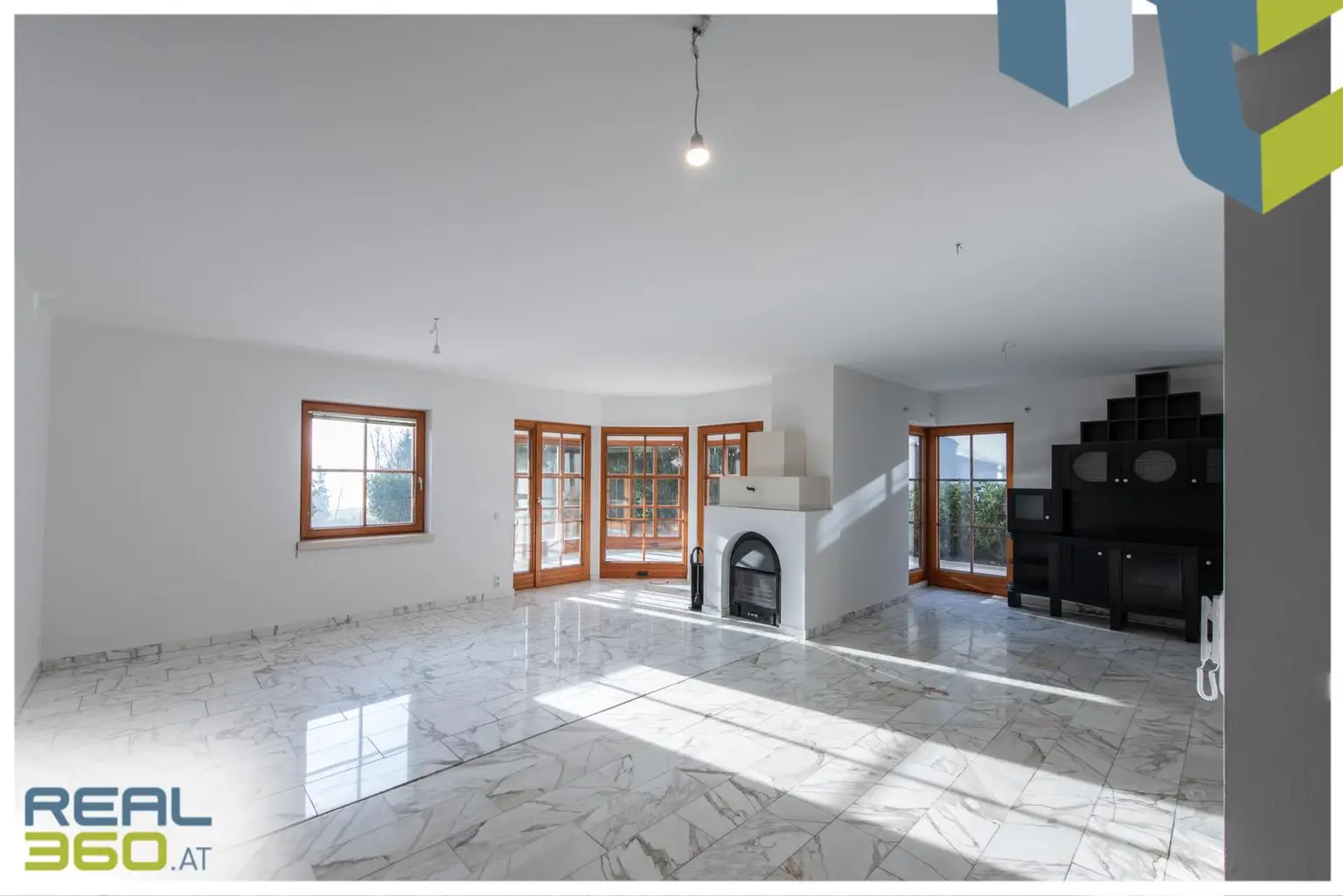 Wohnzimmer mit offenem Kamin