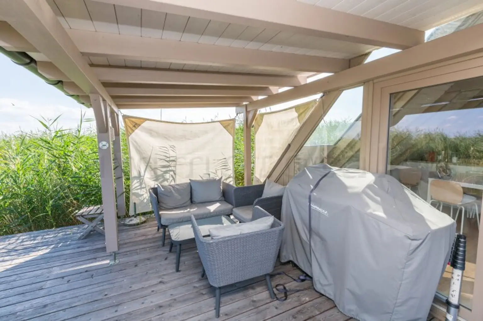 Neu adaptierte Spitzhütte in Toplage am offenen See